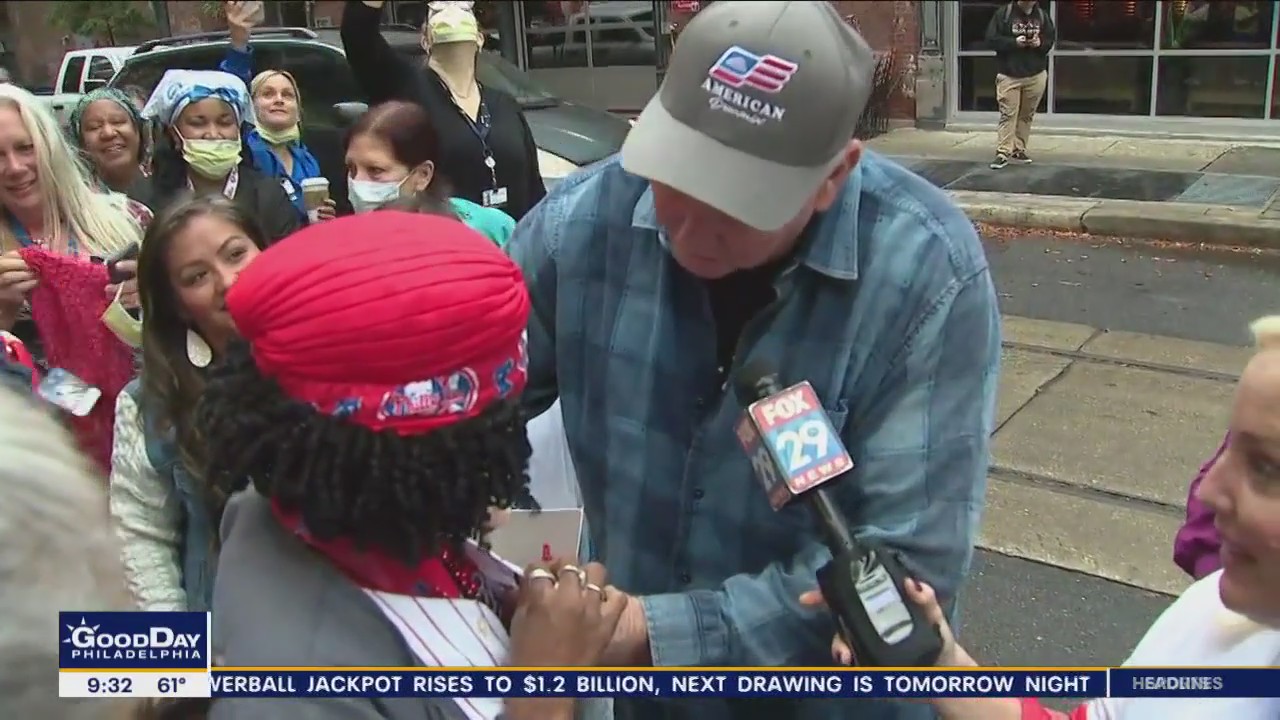 Former Phillies manager Charlie Manuel visits nurses at Jefferson Hospital