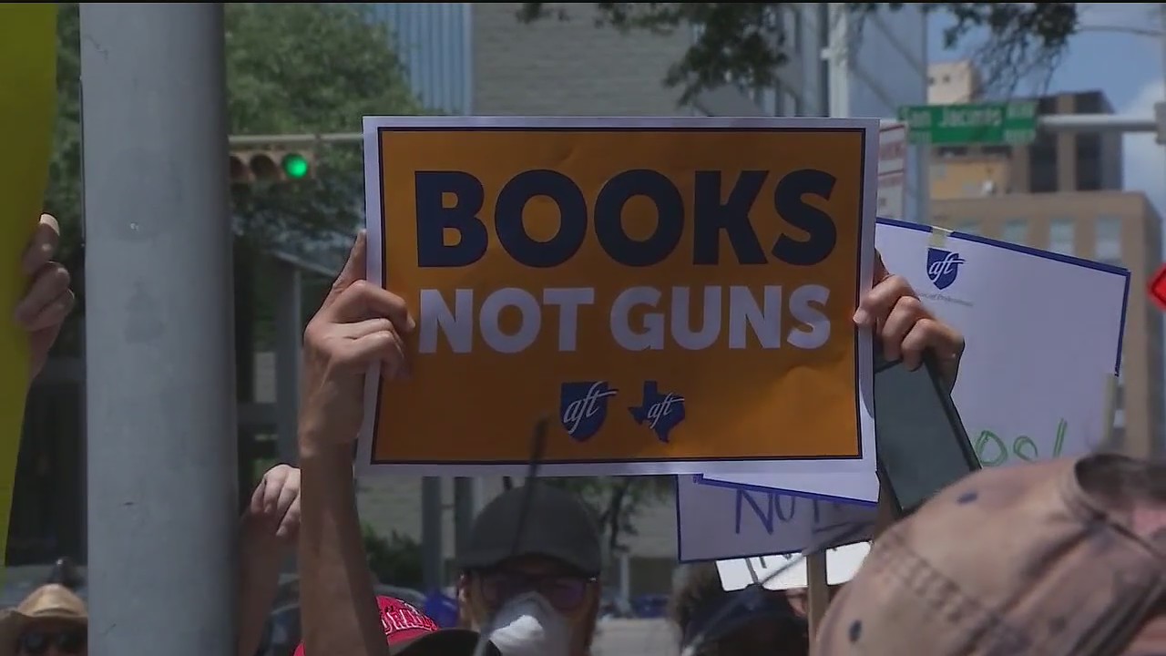 Majority of Texas teachers don't want to be armed, teachers union survey finds