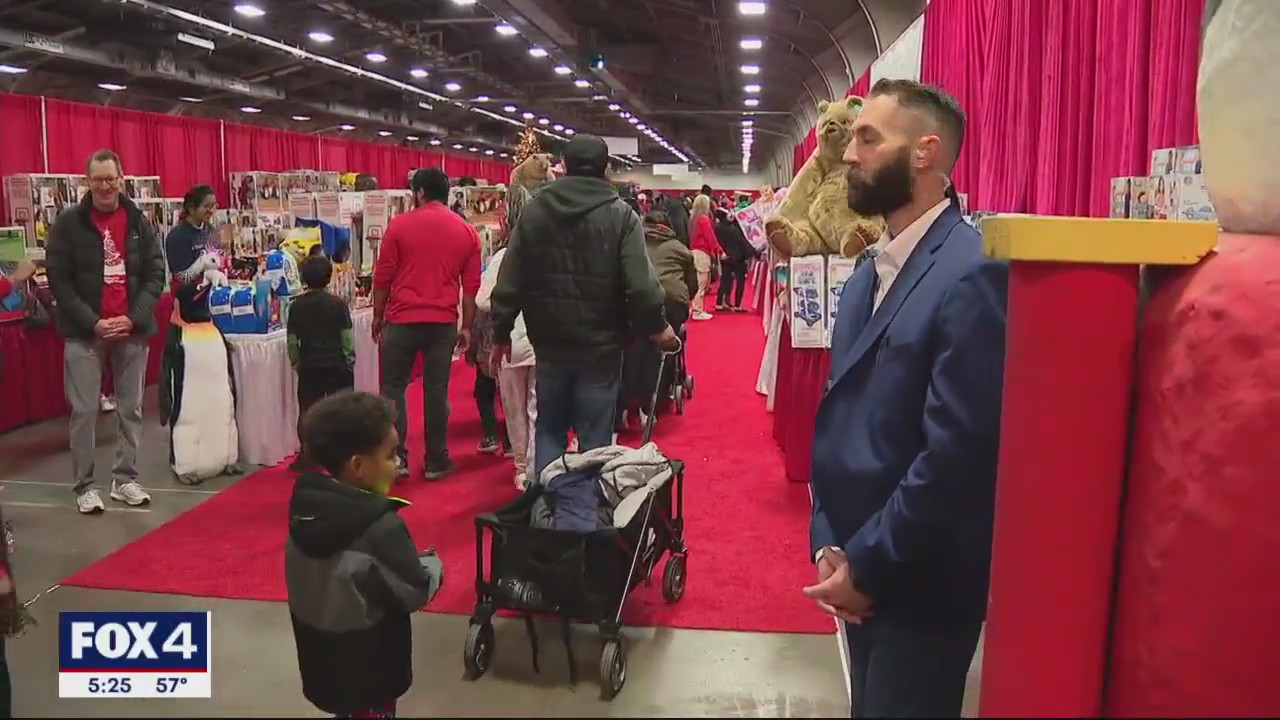 Thousands get presents during Christmas in The Park
