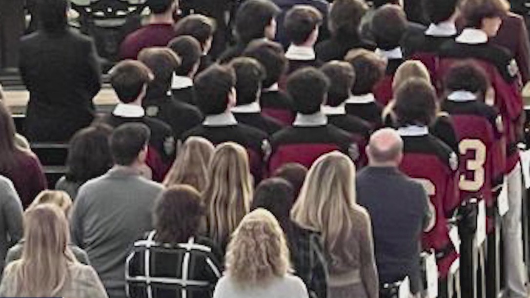 Prayer service held for Chicago high school hockey team injured in bus crash
