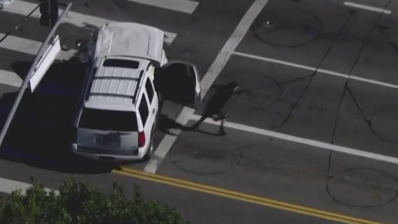 Pursuit suspect runs through backyard