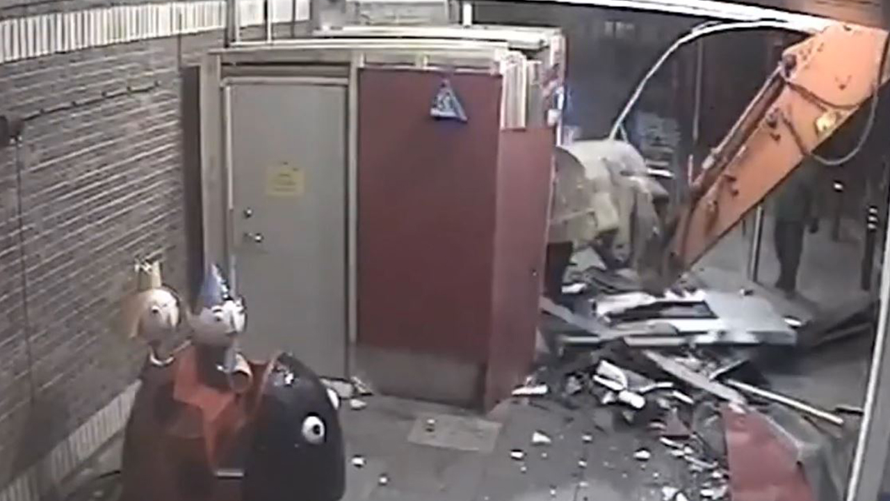 English thieves jailed for using excavators to steal ATMs