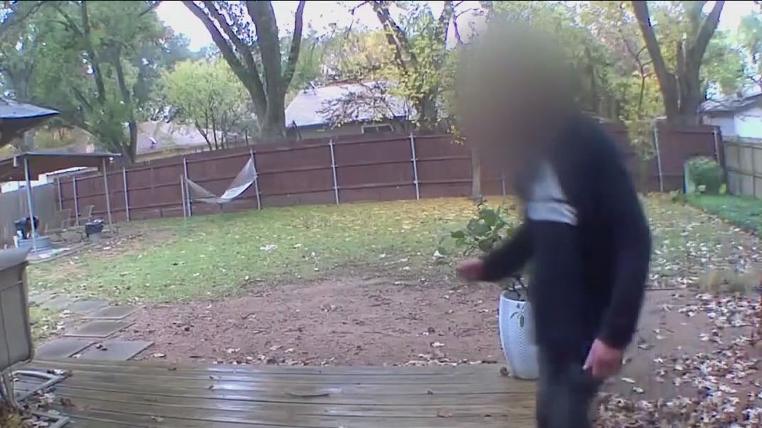 Man walks inside North Austin home while homeowner is inside, steals from fridge
