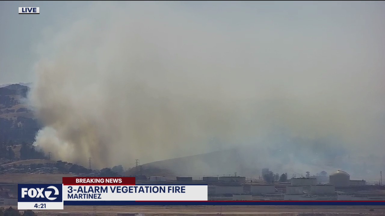 Buildings threatened by Martinez fire