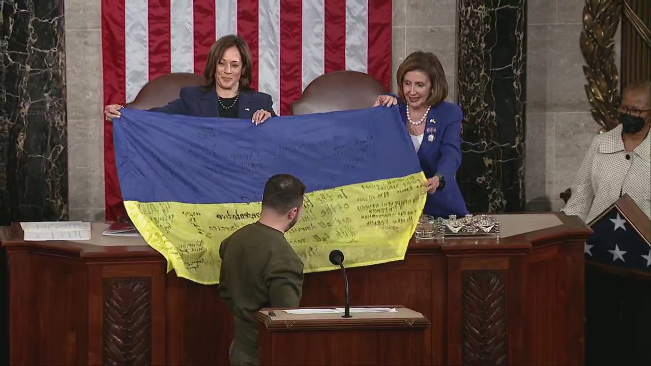 Ukrainian president presents battle flag to U.S. Congress