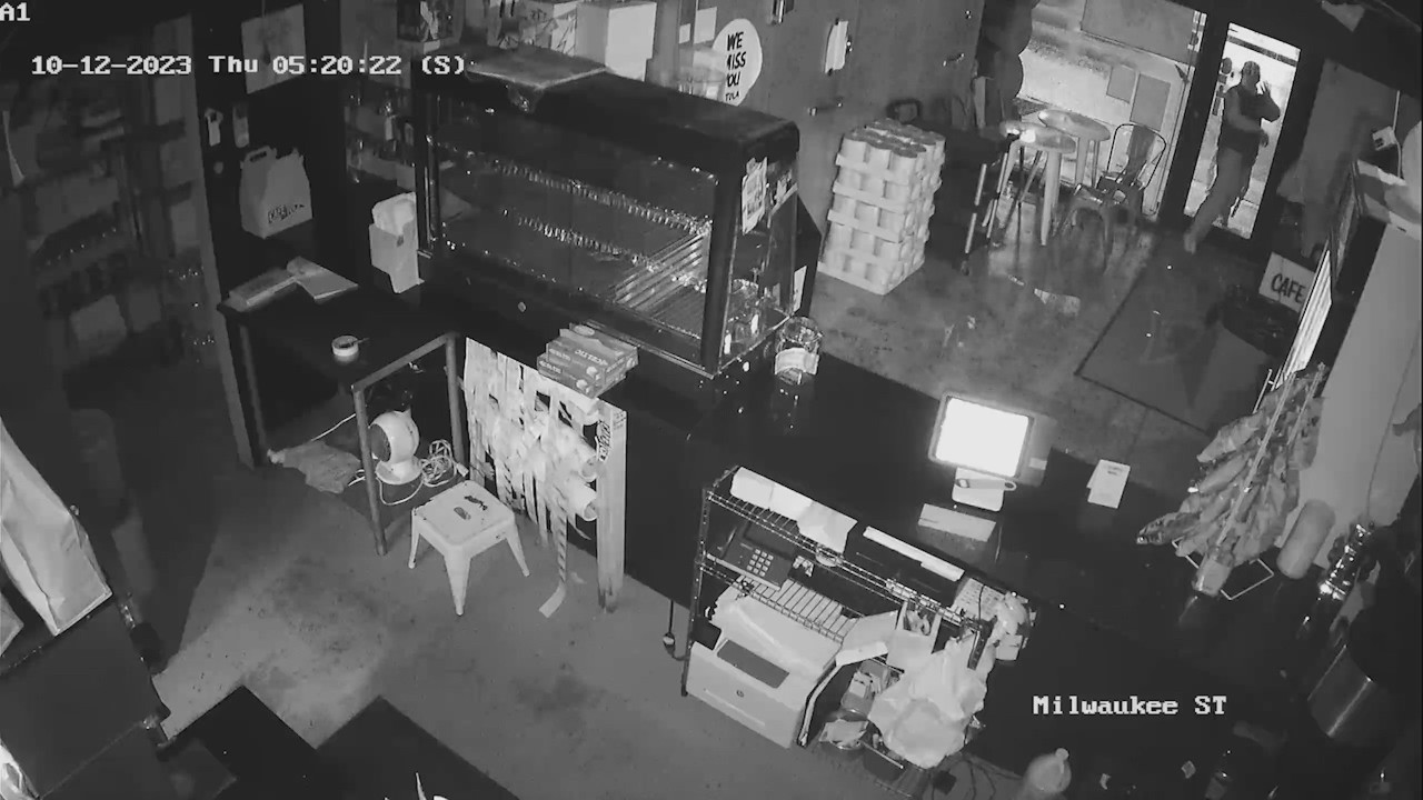 Burglar shatters front door at Logan Square café