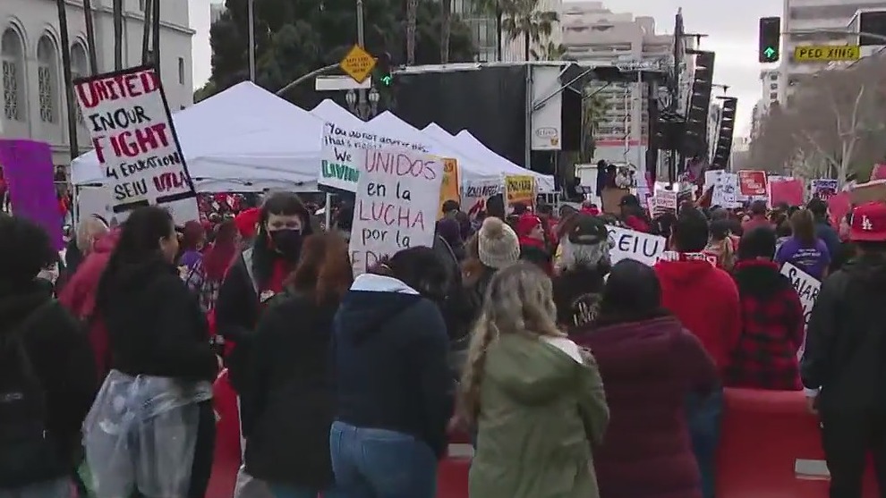 LAUSD teachers, workers threatening to strike
