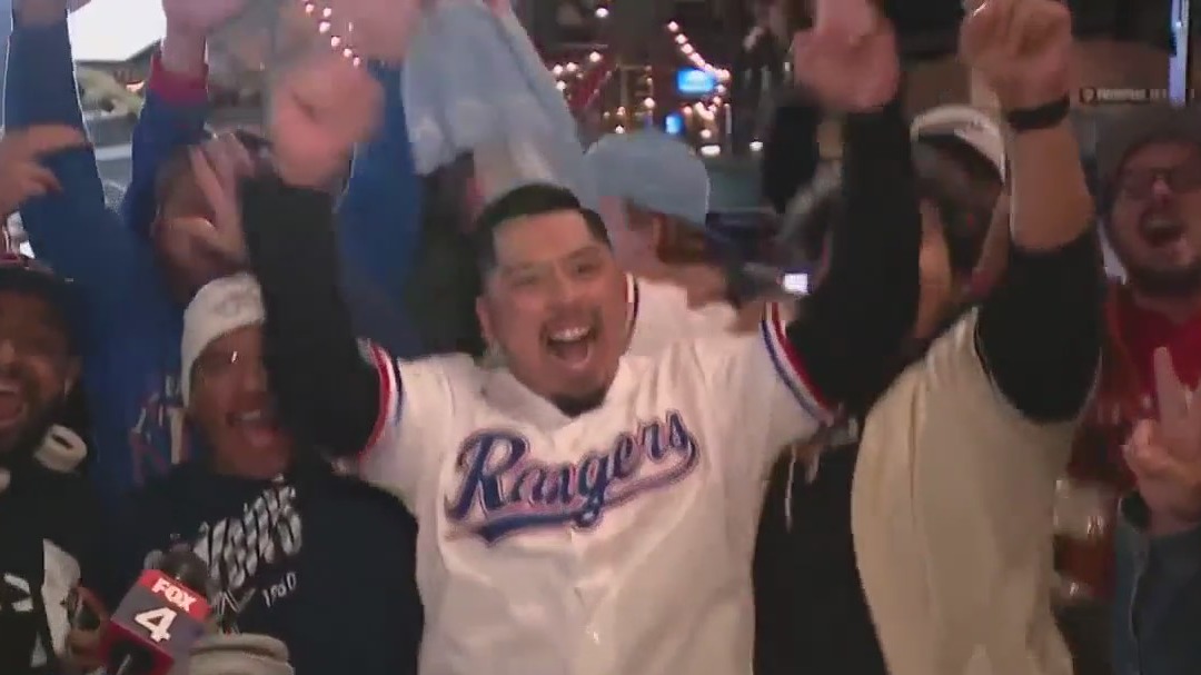 Rangers fans celebrate Game 3 victory over D-backs