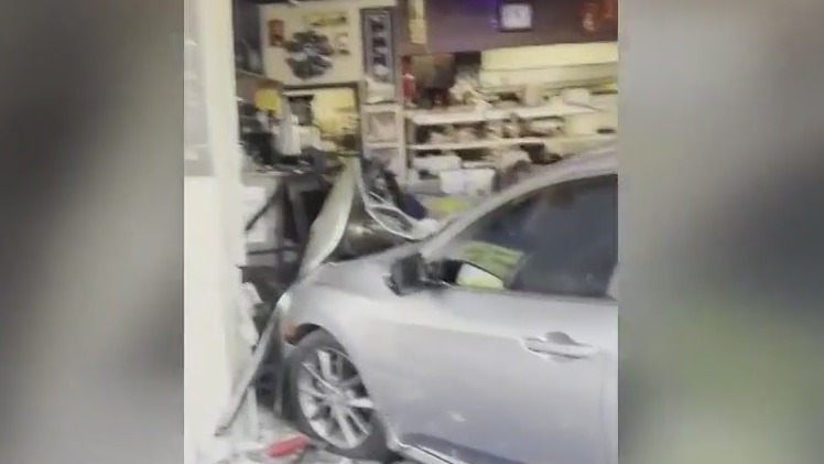 Teen crashes into Florida restaurant injuring 2 people