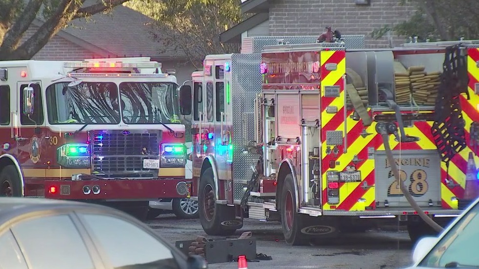 One person dead in North Austin apartment complex fire