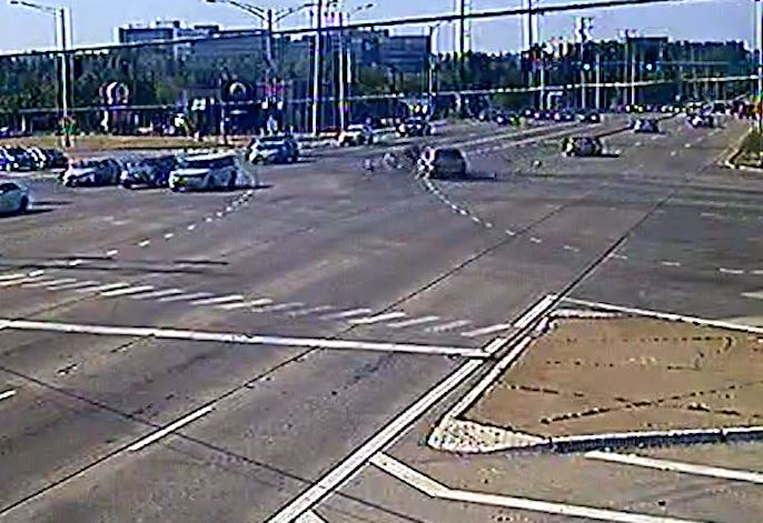 Shocking video shows moments drunk driver blows red light, kills two in crash