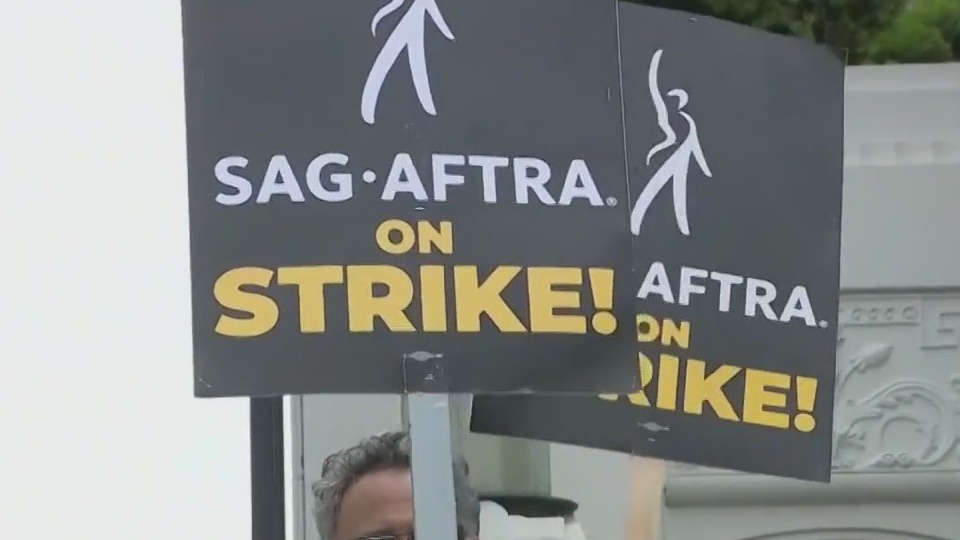 SAG-AFTRA, studios resume negotiations