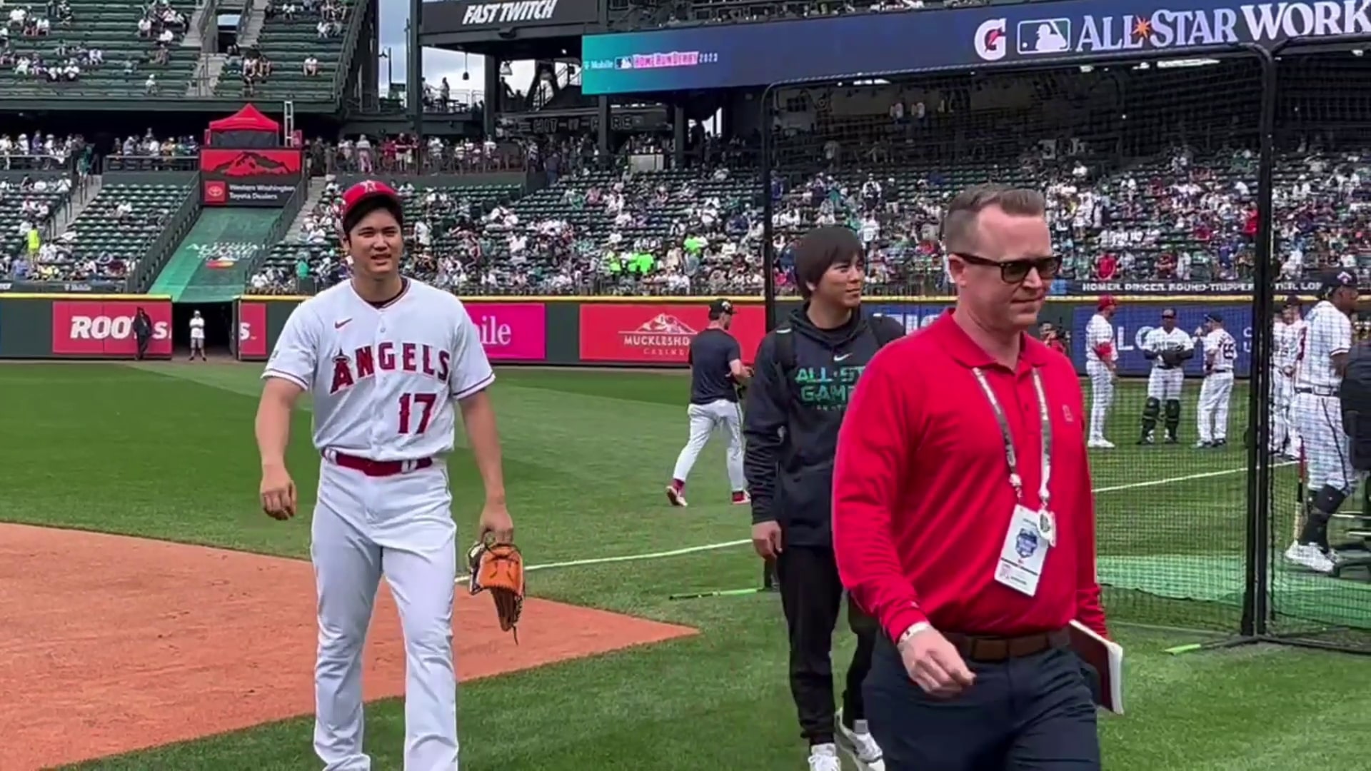 Shohei Ohtani greeted by fans, meets Kodai Senga pregame