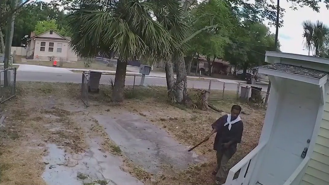 Man with machete knocks on door of Florida home